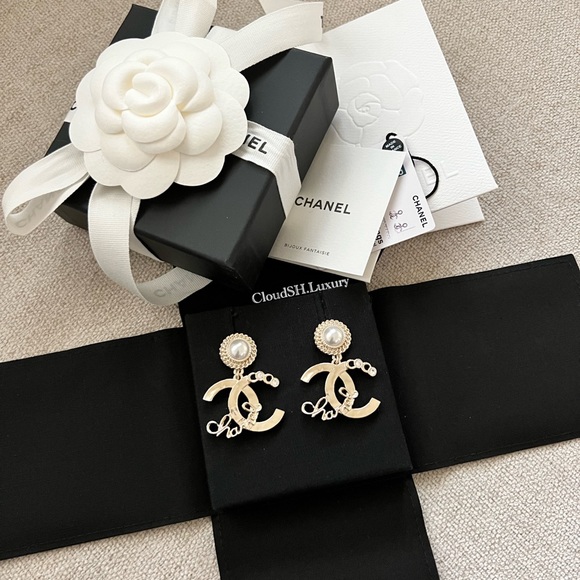 Auth BN Chanel Large CC logo Dangle earrings - Gold Metal hdw w/ Pearl & Crystal - Picture 5 of 6